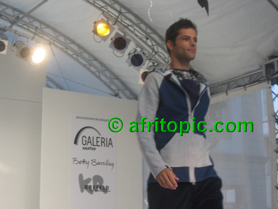 ../Images/Krefeld-Strssenmodenschau-2005 591.jpg